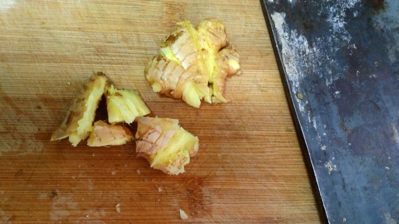 香菇鸡汤,把生姜洗净后，用刀背拍几下。香菇用清水泡发。