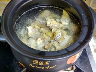 香菇鸡汤,往砂锅里加入清水，清水要没过鸡肉三四指，太多太少都不好。熬鸡汤的同时不要往汤中加水，否则会影响鸡汤的鲜美。