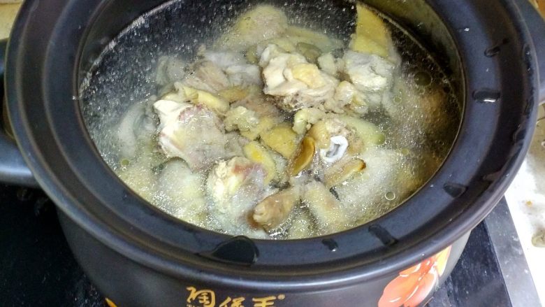 香菇鸡汤,往砂锅里加入清水，清水要没过鸡肉三四指，太多太少都不好。熬鸡汤的同时不要往汤中加水，否则会影响鸡汤的鲜美。