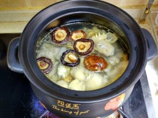 香菇鸡汤,把泡好的香菇，放在砂锅里。