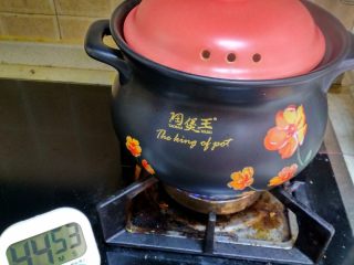 香菇鸡汤,鸡汤烧开后，可以盖上盖子，转小火慢煲，一直保持小滚开的样子。定时45分钟后就可以食用了。