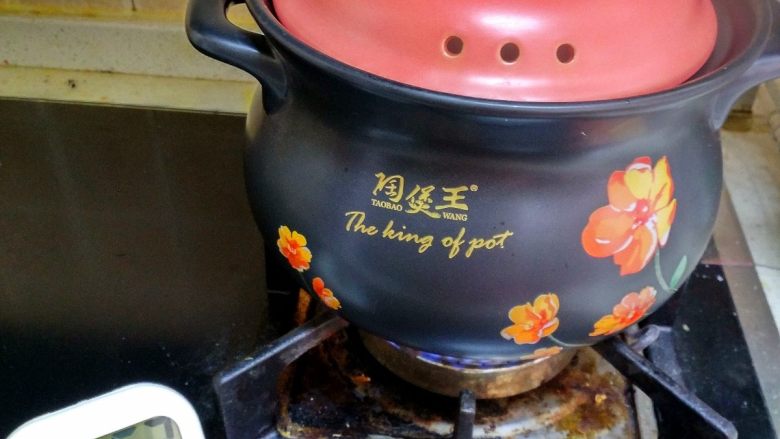 香菇鸡汤,鸡汤烧开后，可以盖上盖子，转小火慢煲，一直保持小滚开的样子。定时45分钟后就可以食用了。