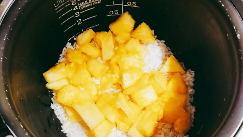 菠萝糯米饭,将泡好的米，加少量的水，刚好没过米即可，放上菠萝。按下煮饭档。