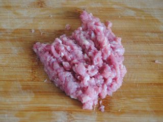 洋葱猪肉馄饨,剁成肉糜