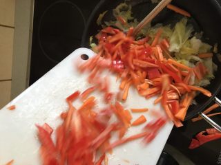 宝宝辅食之三丝炒面,待大白菜有些瘪了出水了再混入胡萝卜和红椒丝