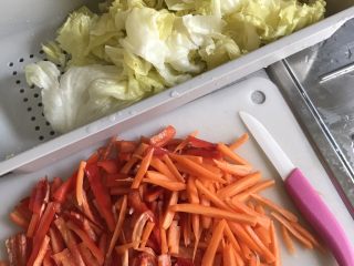 宝宝辅食之三丝炒面,先把红椒，胡萝卜去皮后切条，大白菜洗净先手撕小片