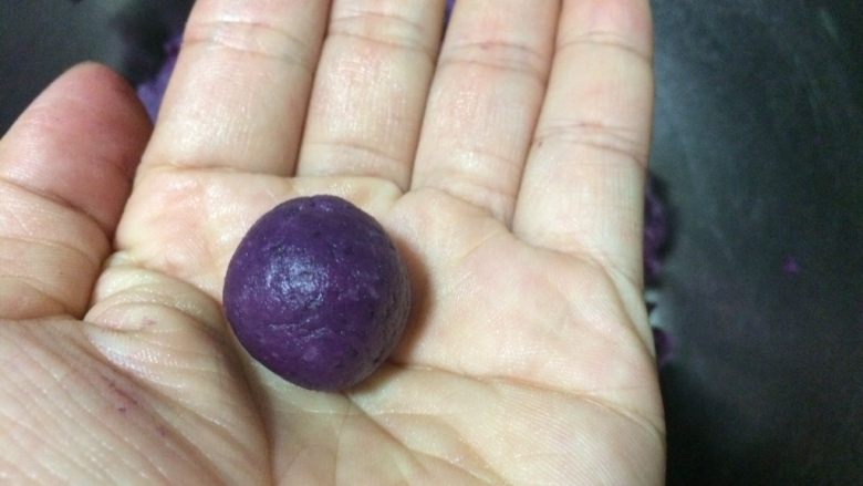 迷你紫薯椰香球,把所有都搓成大小一致的小圆子。