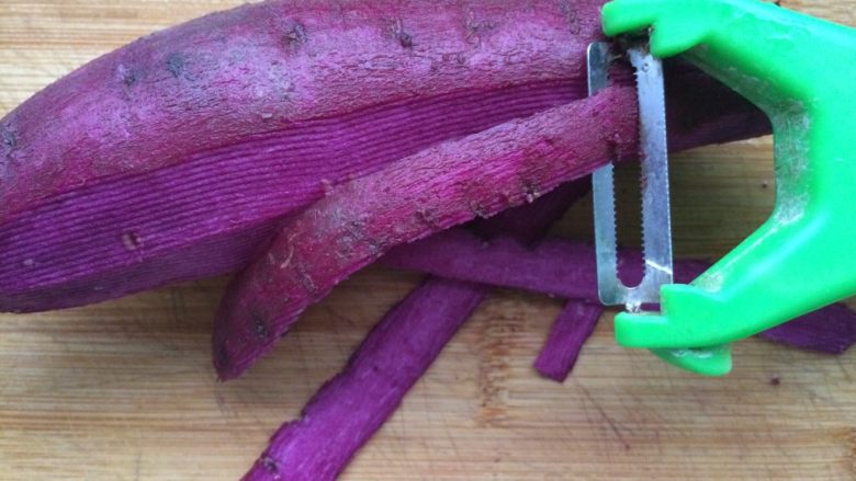 迷你紫薯椰香球,准备好所有材料，紫薯洗干净去皮。