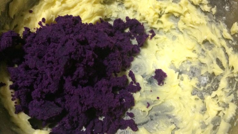 迷你紫薯椰香球,再加入250克紫薯泥，用电动打蛋器打至黄油与紫薯混合均匀。