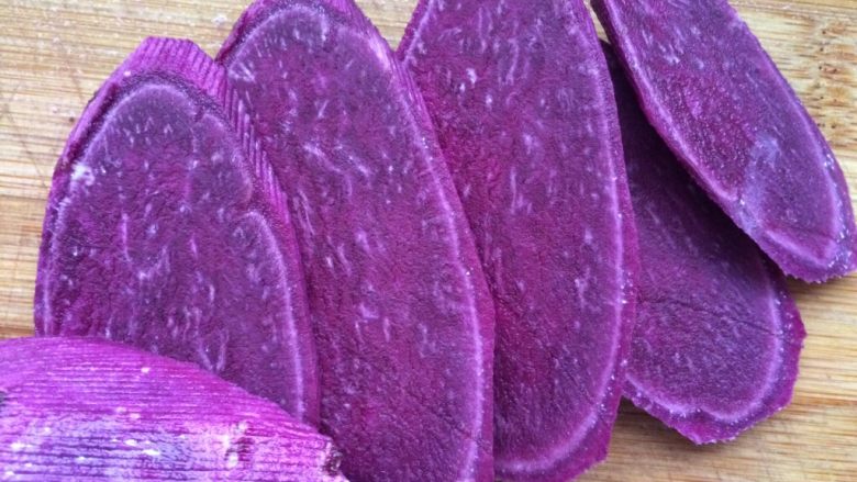 迷你紫薯椰香球,再切厚度一致的片状。