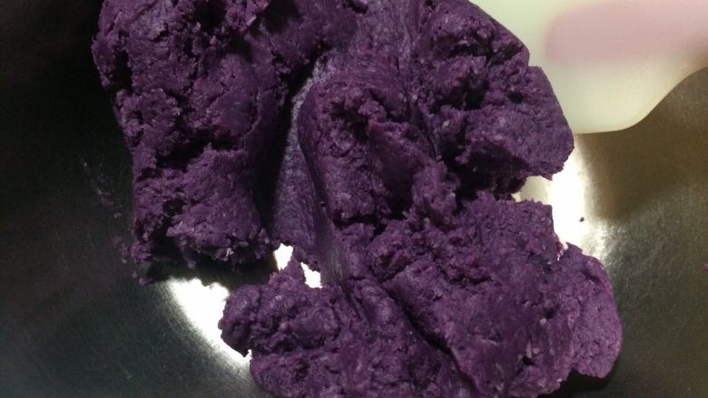 迷你紫薯椰香球,混合均匀，无干粉状即可。