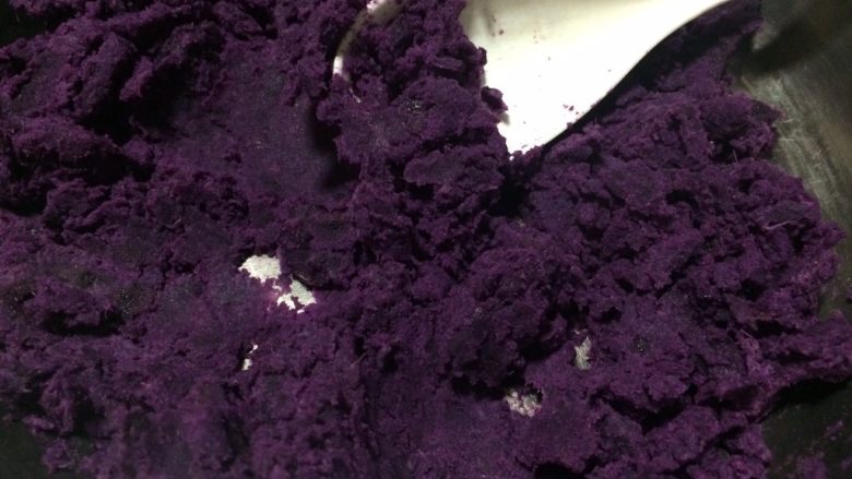 迷你紫薯椰香球,蒸好的紫薯趁热用勺子压成细腻的泥状。