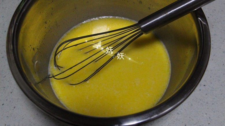 Q弹麻薯包,加入融化的黄油，搅拌均匀。