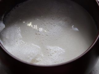 滑嫩豆花,将豆浆从大约30多厘米的高度倒进内酯水里，倒完以后不要搅动，滤去表面的浮沫，静置半小时就可以了。