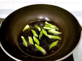三珍炒虾球,炒锅热油，倒入芦笋，加一点盐，翻炒一下，盛起。