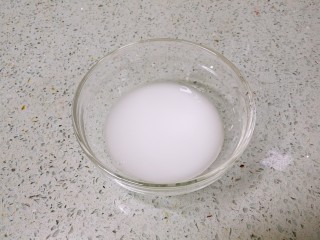 三珍炒虾球,取一小碗，用2小勺生粉、一点点盐和小半碗清水调成芡汁。