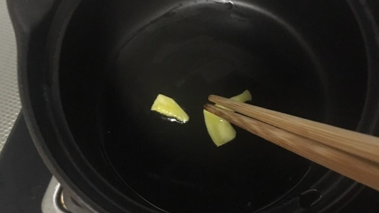 宝宝辅食～瑶柱丝瓜粥,砂锅内放一点点油，放入姜片略炒一下