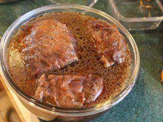卤牛肉,煮好的牛肉在汤中浸泡24小时使其更加入味。如果要放在原来炖锅里浸泡，要掀盖放凉，让汤汁冷却再盖盖，以免余热将牛肉焖的太烂。