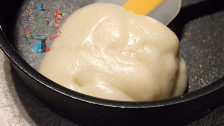 蛋糕界的大福——玫瑰白玉卷,趁热一直混合搅拌面团，直到融化的黄油完全被面团吸收为止