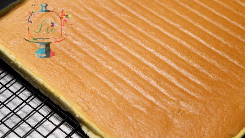 蛋糕界的大福——玫瑰白玉卷,小四卷烤好后，马上取出晾凉。上下两面都要盖一层油纸。防止在放凉过程中变得干燥。影响口感。这一点在制作蛋糕卷时尤其重要。一但变干在卷卷的过程中