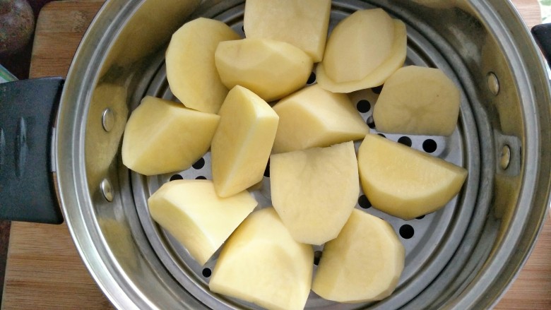 培根土豆卷,土豆块放到蒸笼蒸熟
