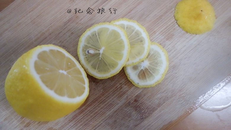 柠檬薄荷水,将柠檬切薄片备用