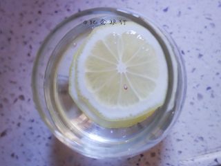 柠檬薄荷水,在杯子里倒上冰水，放入适量蜂蜜也可不放