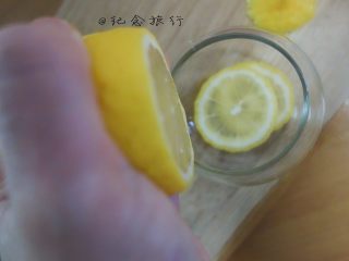 柠檬薄荷水,挤适量的柠檬汁在杯子里备用