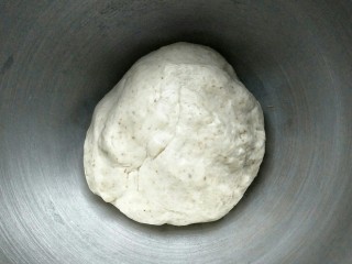 混合香草佛卡夏,盖上保鲜膜进行第一次发酵