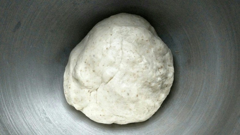混合香草佛卡夏,盖上保鲜膜进行第一次发酵