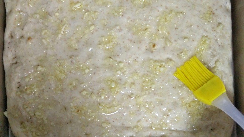 混合香草佛卡夏,用刷子均匀刷上蒜末橄榄油