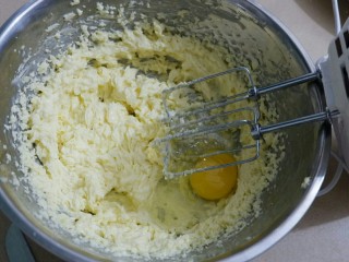 风味独特 金桔磅蛋糕,然后分次加入鸡蛋，打匀以后在加。少量多次，直至鸡蛋加完。黄油呈漂亮羽毛状，无砂糖颗粒就代表打发好了。