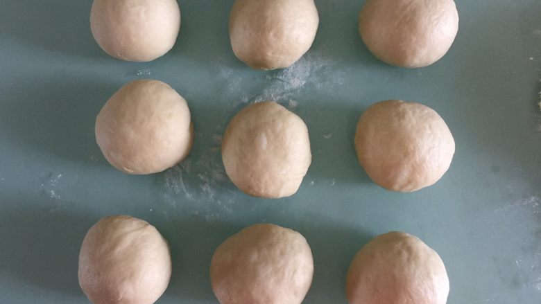 酥粒蓝莓面包,取出发酵后的面团压扁排气后再分成9等份，松弛15分钟