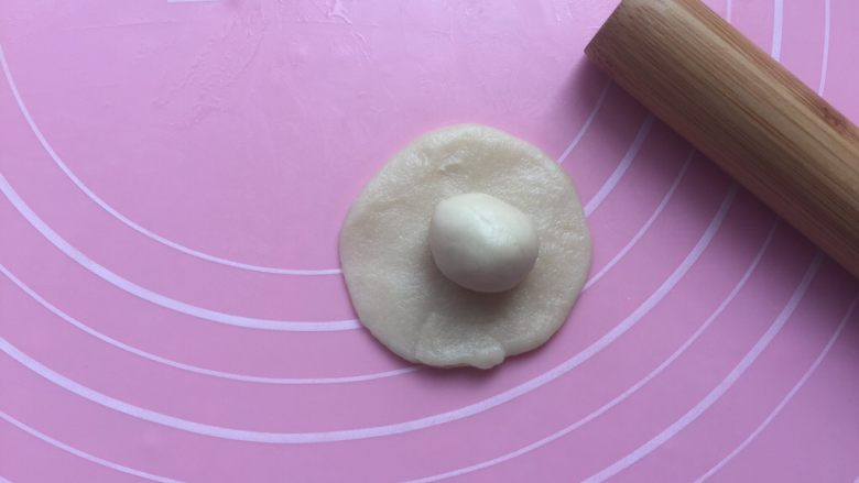 豆沙酥饼,取一个油皮面团擀开成圆片，放入油酥。