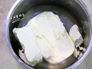榴莲重芝士蛋糕,奶油奶酪坐热水融化。