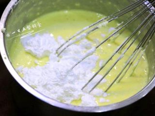 榴莲重芝士蛋糕,加入玉米淀粉用手动打蛋器搅拌均匀。