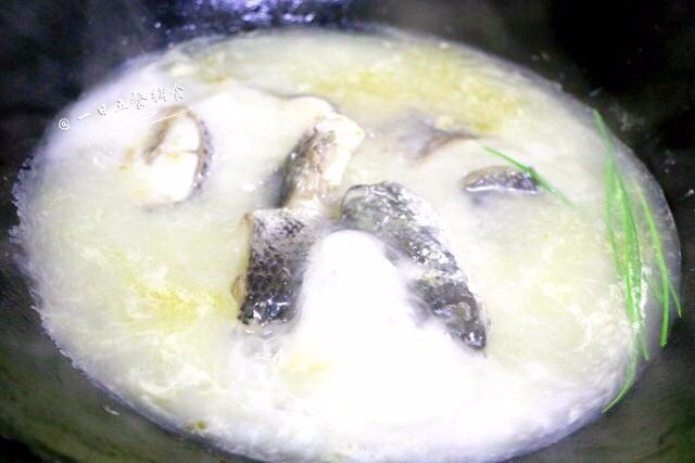 黑鱼青菜汤,大火滚开，中火慢炖10分钟至汤成为乳白色。