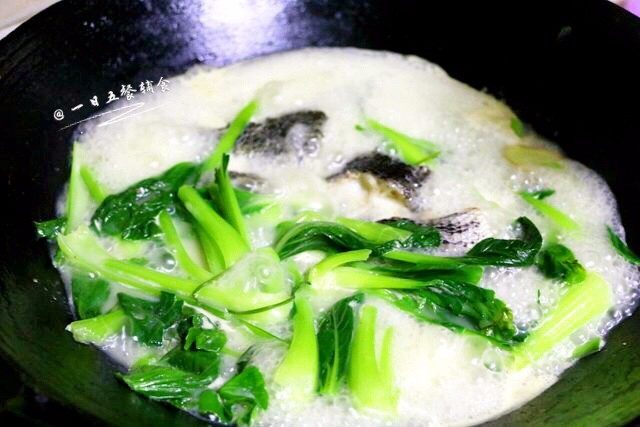 黑鱼青菜汤,大火炖煮3分钟，加入少许食盐，美味鱼汤做成了。