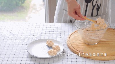 蔬菜豆腐鱼丸,用勺子挖一个个丸子在盘子里，上锅蒸15分钟。
