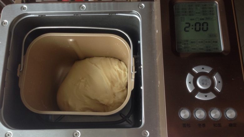 香葱培根沙拉面包,选择发酵功能50分钟，发酵两倍大如果室温高的话，直接室温下发酵即可