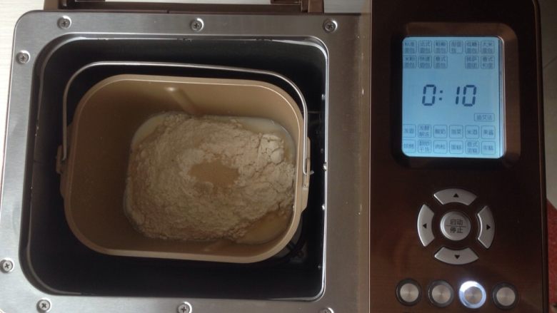 香葱培根沙拉面包,再加入面粉，在面粉顶端加入酵母，选择面包机的和面程序10分钟