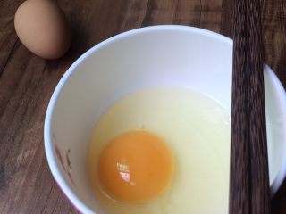 比豆腐还嫩的蛋羹
,准备鸡蛋，温水。如果鸡蛋放冰箱冷藏的，要提前拿出来回温，洗干净，磕入碗中。