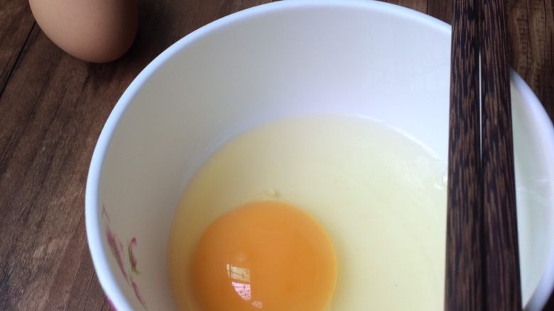 比豆腐还嫩的蛋羹
,准备鸡蛋，温水。如果鸡蛋放冰箱冷藏的，要提前拿出来回温，洗干净，磕入碗中。