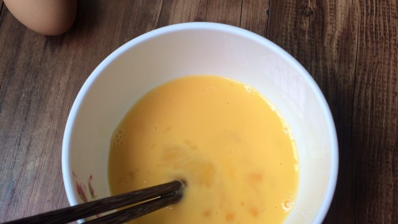 比豆腐还嫩的蛋羹
,鸡蛋全部磕入碗中，用筷子搅拌均匀。