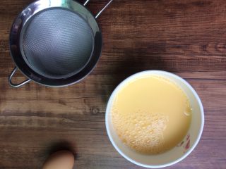 比豆腐还嫩的蛋羹
,然后把300ml温水倒入蛋碗中，搅拌均匀，谨记一定要用温水哈。