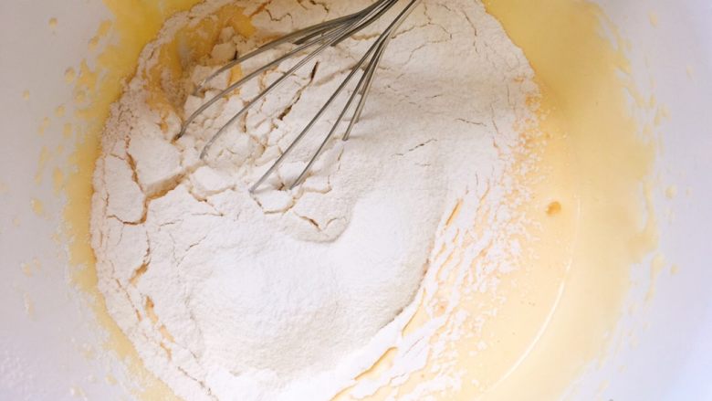 超简单的白芝麻小蛋糕,用蛋抽由下往上快速翻拌均匀。