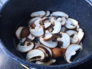 蚝油香菇,放入香菇