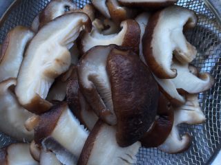 蚝油香菇,煮软了捞出沥干水分