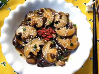 蚝油香菇,可适当摆盘整理造型，点缀上枸杞芝麻后上桌