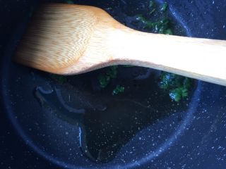 蚝油香菇,下葱花煸炒出香味